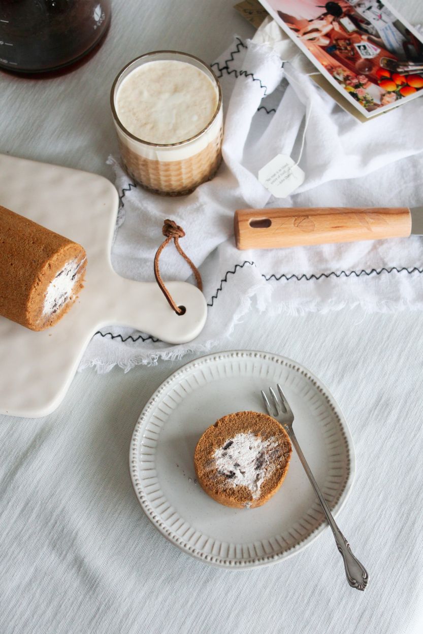 Coffee chiffon roll with Oreo salty cream by Kexin